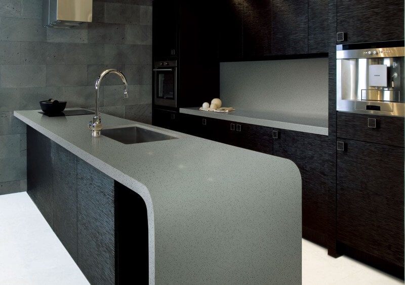 Đá ốp mặt bề mặt bếp đá nhân tạo với kiểu dáng uốn cong không để lại vết nết một mặt phẳng thống nhất.
